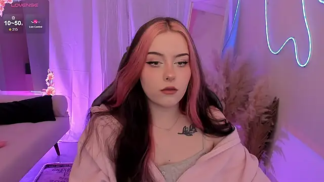 CoralineKeyns online show from May 28, 2026, 5:15 am