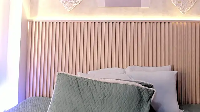 daiana curly online show from November 24, 2025, 7:47 pm