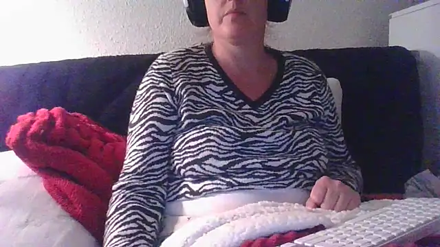 Snapshot of DragoneSFR chatting on October 5, 2025, 6:20 pm DragoneSFR online show from October 5, 2025, 6:20 pm