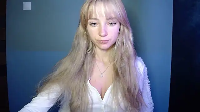 Snapshot of LuciaYoung chatting on October 11, 2025, 5:19 am LuciaYoung online show from October 11, 2025, 5:19 am