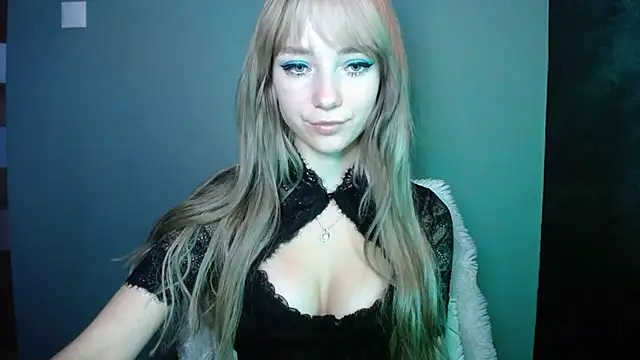 Snapshot of LuciaYoung chatting on October 15, 2025, 6:22 am LuciaYoung online show from October 15, 2025, 6:22 am