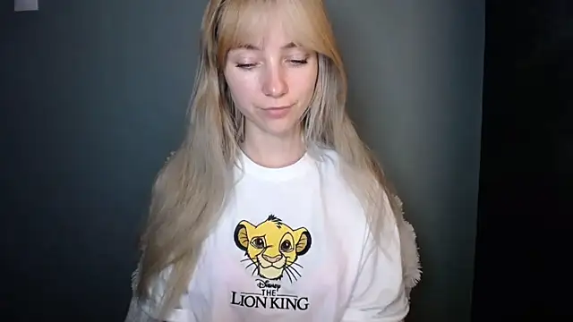 Snapshot of LuciaYoung chatting on November 22, 2025, 8:18 pm LuciaYoung online show from November 22, 2025, 8:18 pm