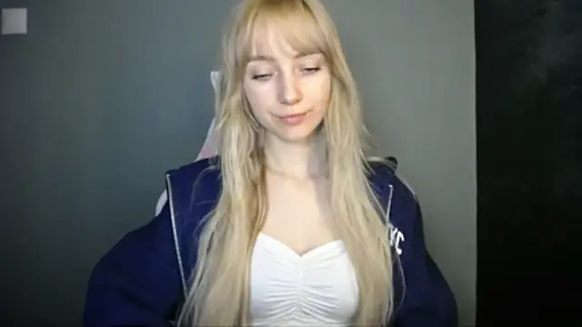 LuciaYoung online show from April 12, 2026, 6:33 pm