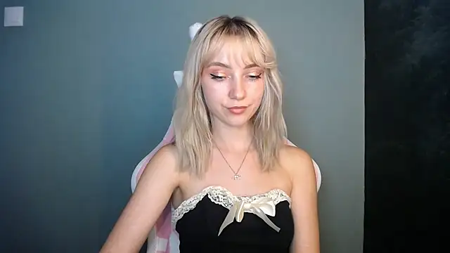 Snapshot of LuciaYoung chatting on July 6, 2026, 3:03 pm LuciaYoung online show from July 6, 2026, 3:03 pm