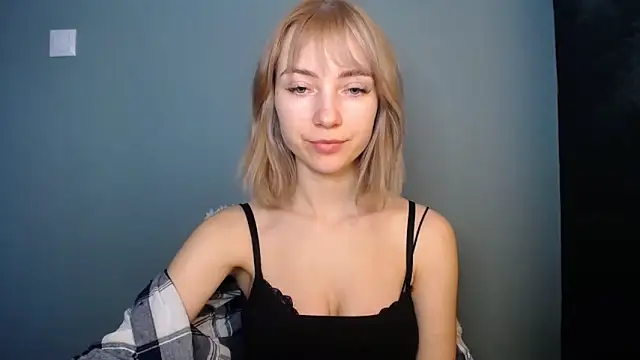 LuciaYoung online show from February 15, 2026, 1:21 pm