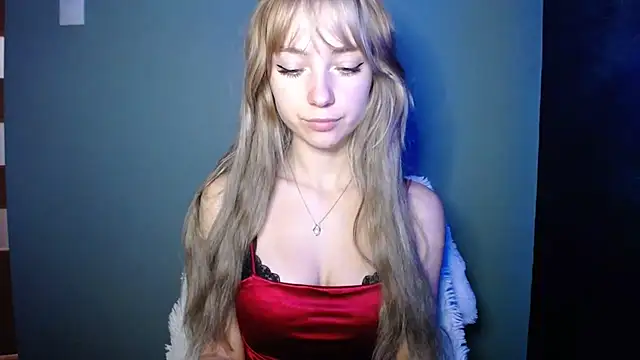 Snapshot of LuciaYoung chatting on October 17, 2025, 12:29 pm LuciaYoung online show from October 17, 2025, 12:29 pm