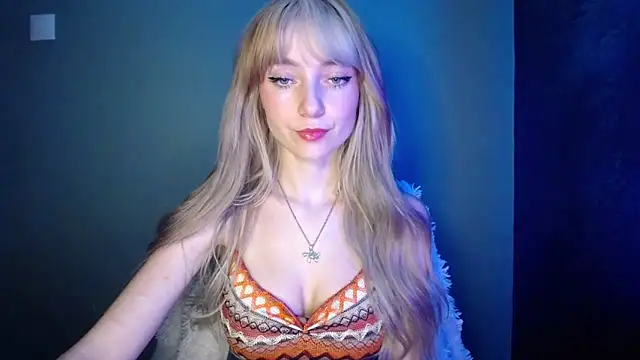 Snapshot of LuciaYoung chatting on November 9, 2025, 8:02 pm LuciaYoung online show from November 9, 2025, 8:02 pm