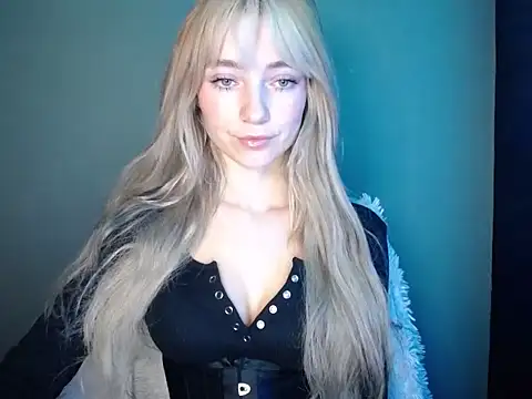 Snapshot of LuciaYoung chatting on November 13, 2025, 7:34 am LuciaYoung online show from November 13, 2025, 7:34 am