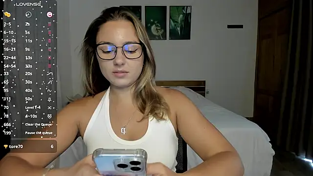 Snapshot of ThreeshaWhite chatting on May 14, 2026, 5:37 am ThreeshaWhite online show from May 14, 2026, 5:37 am