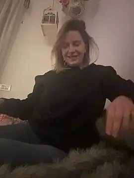 JulietteVolpeWyorika online show from December 1, 2025, 7:15 pm