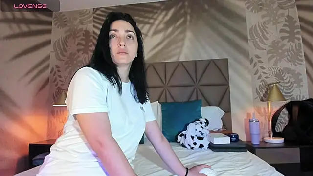 LIAH IZUMI online show from October 1, 2025, 10:52 am