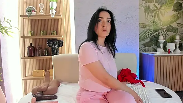 LIAH IZUMI online show from December 4, 2025, 1:10 pm