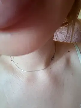 Elza kom online show from November 3, 2025, 2:17 am