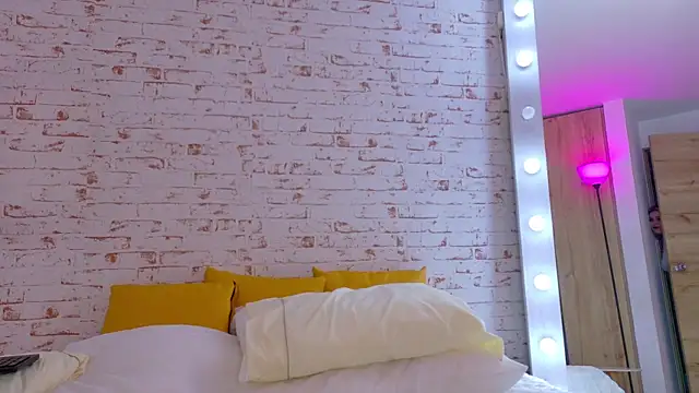 Sofhia cruz online show from October 18, 2025, 3:52 am