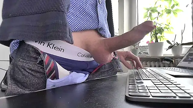 Snapshot of sperma_tributes chatting on March 17, 2025, 7:57 am sperma tributes online show from March 17, 2025, 7:57 am