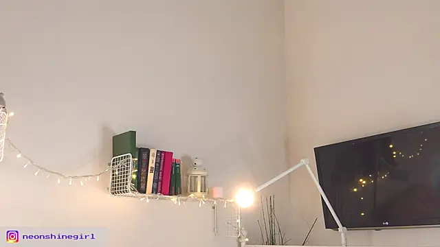 Snapshot of NeonShine chatting on December 21, 2025, 5:31 am NeonShine online show from December 21, 2025, 5:31 am