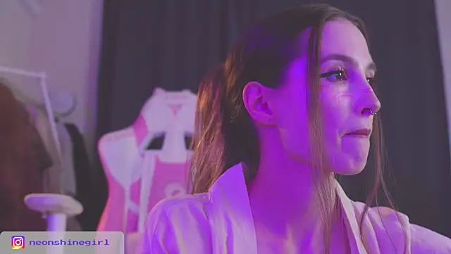 Snapshot of NeonShine chatting on October 14, 2025, 6:25 am NeonShine online show from October 14, 2025, 6:25 am