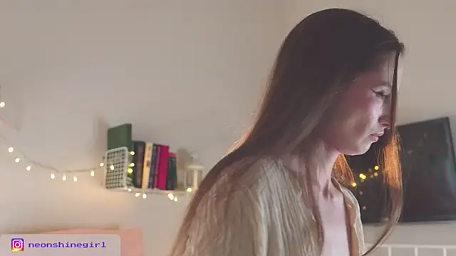 Snapshot of NeonShine chatting on December 5, 2025, 6:01 am NeonShine online show from December 5, 2025, 6:01 am