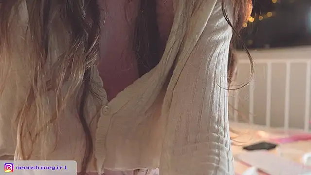 Snapshot of NeonShine chatting on December 17, 2025, 5:34 am NeonShine online show from December 17, 2025, 5:34 am