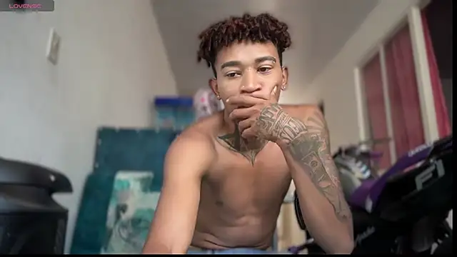 sexy blacks  online show from November 1, 2025, 1:05 pm