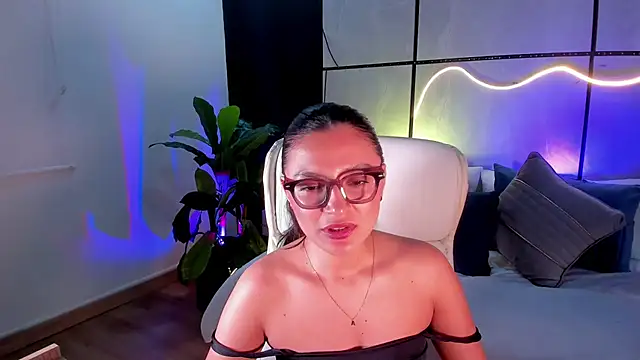 Snapshot of Gia_Mazzon chatting on November 13, 2025, 5:50 pm Gia Mazzon online show from November 13, 2025, 5:50 pm