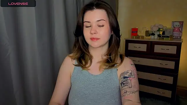 cutie mili online show from April 15, 2026, 7:25 am