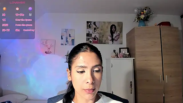 VeronikaOlsen online show from November 18, 2025, 8:01 pm