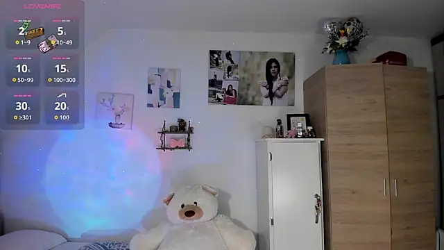 VeronikaOlsen online show from November 10, 2025, 8:36 pm