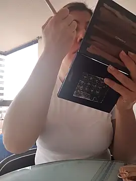 scarlett moore online show from October 13, 2025, 1:23 pm