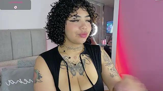 foxxy-lov3 online show from November 18, 2025, 12:52 pm