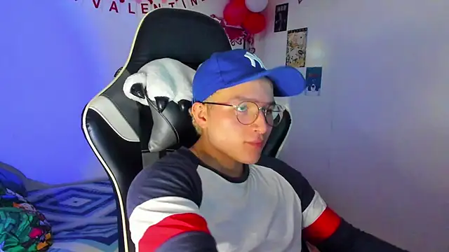 Snapshot of AustinSummerr chatting on February 10, 2025, 3:53 pm AustinSummerr online show from February 10, 2025, 3:53 pm