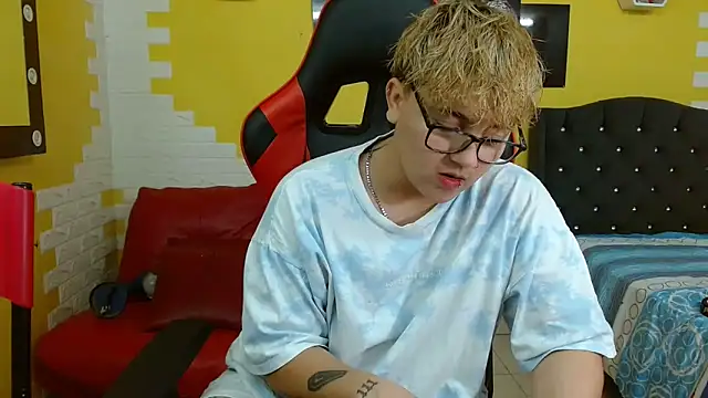 isabeautyx19 online show from October 6, 2025, 2:35 am