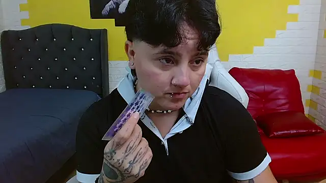 Snapshot of isabeautyx19 chatting on April 10, 2026, 2:51 am isabeautyx19 online show from April 10, 2026, 2:51 am