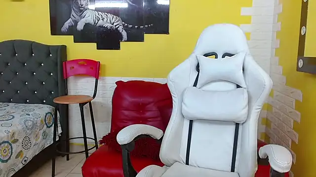 Snapshot of isabeautyx19 chatting on April 4, 2026, 1:45 am isabeautyx19 online show from April 4, 2026, 1:45 am