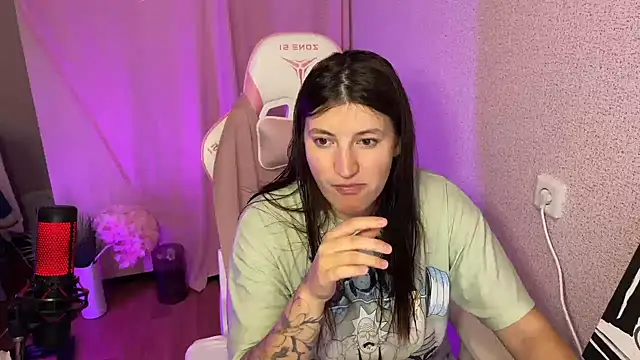 Katrin  kiss online show from November 5, 2025, 6:33 pm