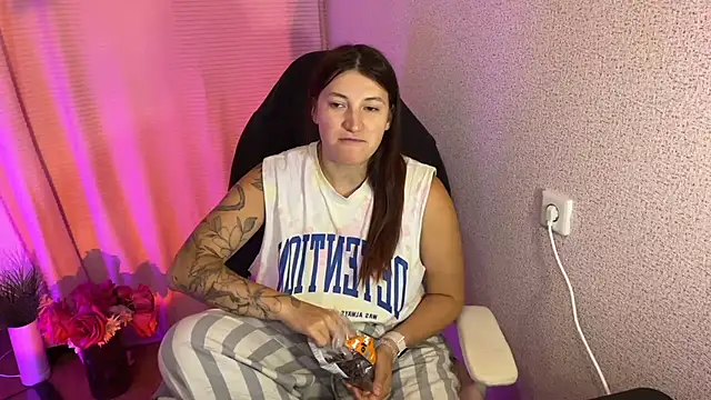 Katrin  kiss online show from October 18, 2025, 3:03 pm