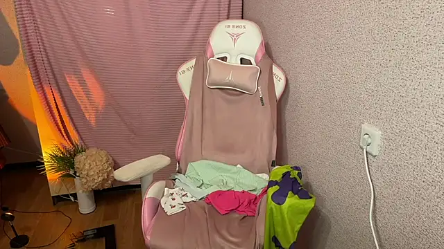 Snapshot of Katrin__kiss chatting on December 4, 2025, 7:02 pm Katrin kiss online show from December 4, 2025, 7:02 pm