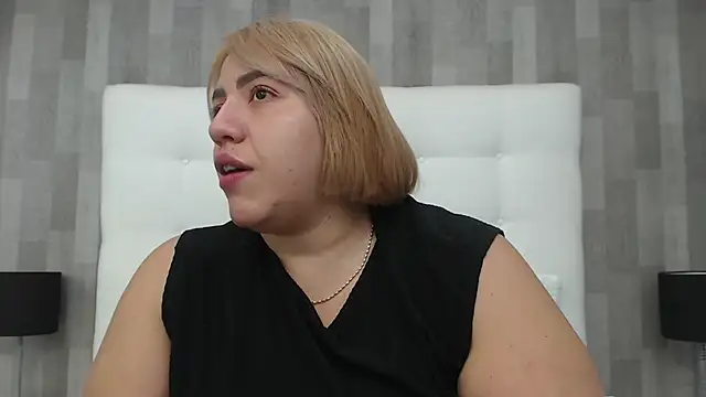 Snapshot of LeahMillerr chatting on September 25, 2025, 12:33 pm LeahMillerr online show from September 25, 2025, 12:33 pm