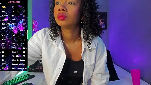 Snapshot of EmmaSmith06 chatting on October 2, 2025, 5:05 pm EmmaSmith06 online show from October 2, 2025, 5:05 pm