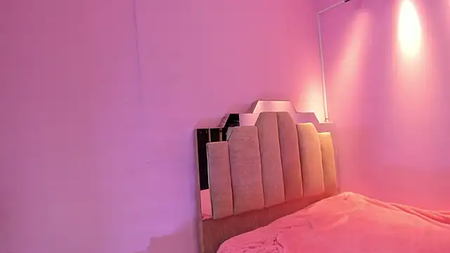 LoveQueen2 online show from October 8, 2025, 11:45 am