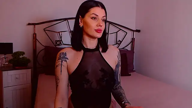 Snapshot of YvonneEverlee chatting on January 9, 2026, 8:38 pm YvonneEverlee online show from January 9, 2026, 8:38 pm