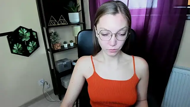 Snapshot of EmillyPlay chatting on March 21, 2025, 6:49 am EmillyPlay online show from March 21, 2025, 6:49 am