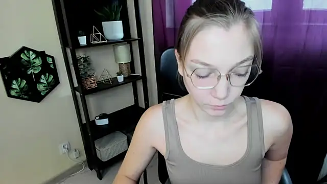 Snapshot of EmillyPlay chatting on February 22, 2025, 7:34 am EmillyPlay online show from February 22, 2025, 7:34 am
