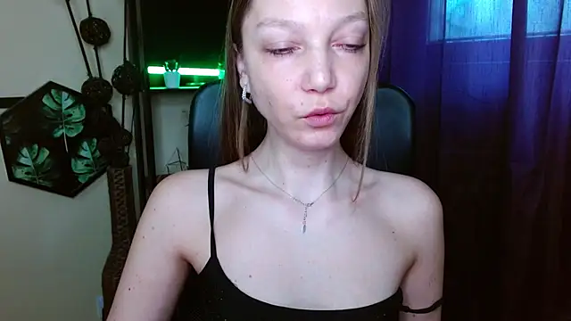 EmillyPlay online show from April 9, 2026, 5:42 am