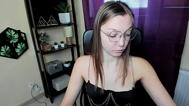 Snapshot of EmillyPlay chatting on March 18, 2025, 6:39 am EmillyPlay online show from March 18, 2025, 6:39 am