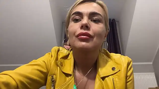 Snapshot of DESIREjenny chatting on January 24, 2025, 11:37 am DESIREjenny online show from January 24, 2025, 11:37 am