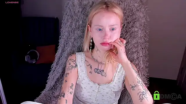 MalenaErnman online show from January 8, 2025, 10:37 am