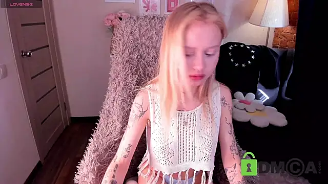 MalenaErnman online show from March 19, 2025, 10:44 am