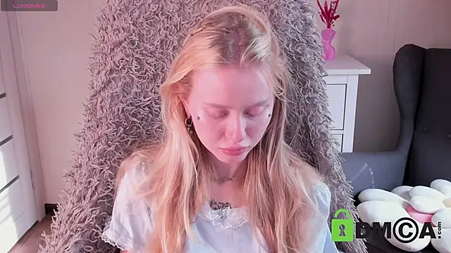 MalenaErnman online show from October 8, 2025, 8:38 am