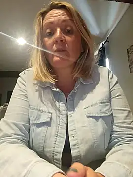 Snapshot of lady_charlyne chatting on February 28, 2025, 8:39 pm lady charlyne online show from February 28, 2025, 8:39 pm